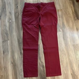 Vineyard vines mens slim fit khakis.  Size 33x32.